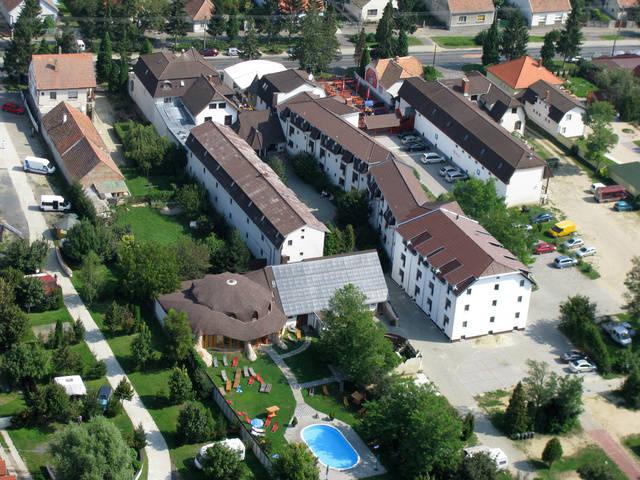 Celkový pohled na hotel shora.