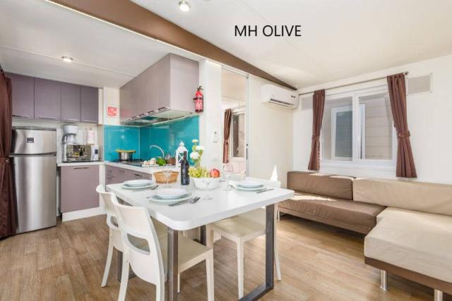 Kemp Straško - mobile home Olive - kuchyň, jídelní stůl, lavice