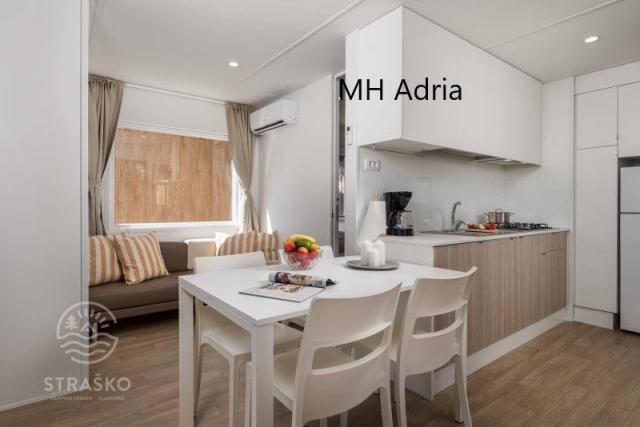Kemp Straško - mobile home Adria - kuchyňský kout, jídelní stůl