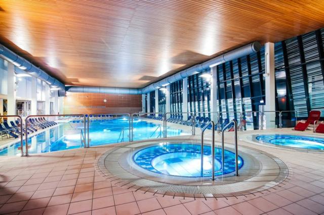 Bazénový komplex vnitřní bazény a whirlpooly.