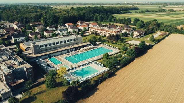 Hotel s bazény venkovními.