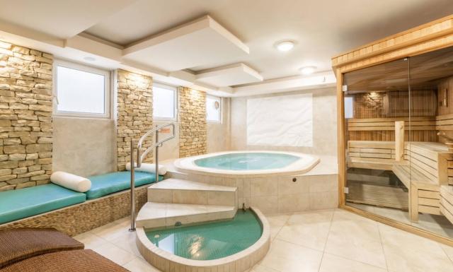 Hotelové wellness - finská sauna, whirlpool, odpočívárna.