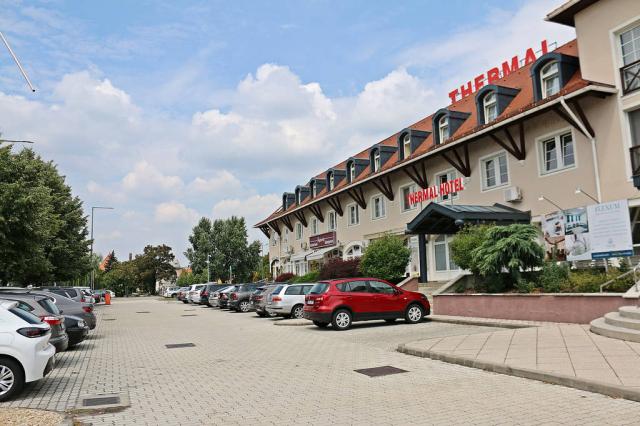 Prakoviště před hotelem.