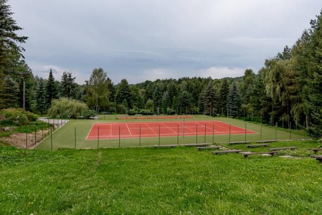 Tenisový kurt.
