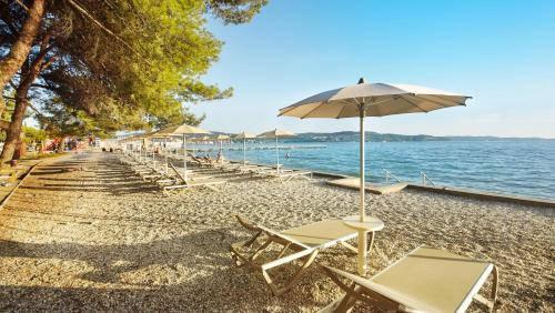 Pláž s lehátky a slunečníky.