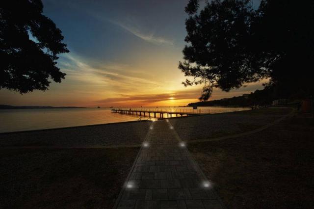 Moře a molo v noci.