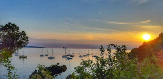 Zátoka u Ankaranu s čluny v noci.