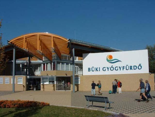Hlavní vchod do termálních lázní Bük.