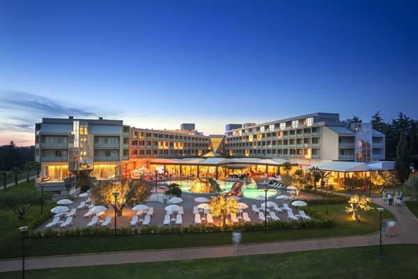 Aminess Maestral hotel - budova hotelu, venkovní bazén, lehátka