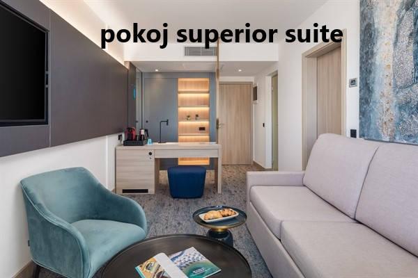 Aminess Maestral hotel - pokoj superior suite - gauč a konferen