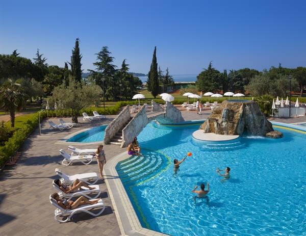 Aminess Maestral hotel - venkovní bazén, atrakce ve vodě, lehát
