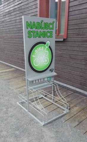 Dobíjecí stanice pro elektrokola.