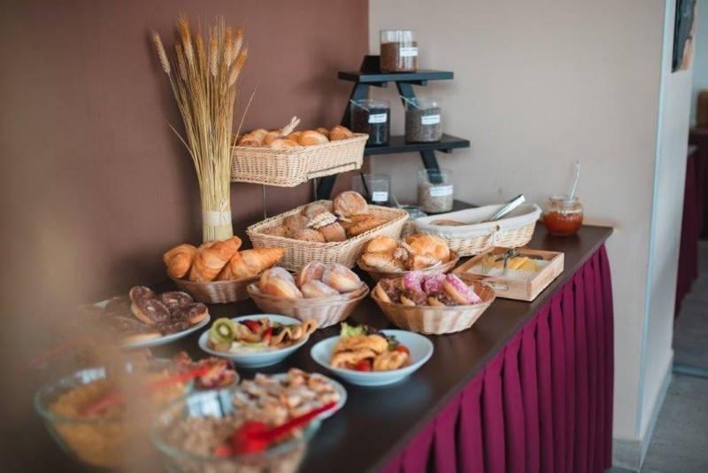 Restaurace snídaňový bufet.
