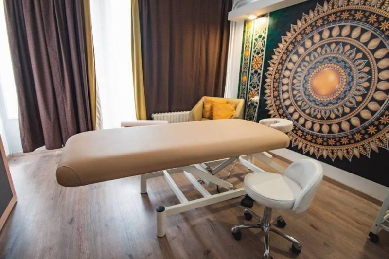 Wellness centrum masážní lehátko.