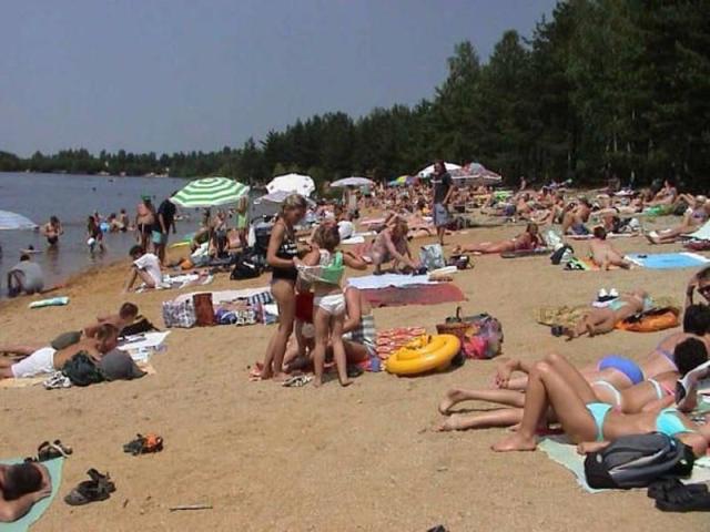 Koupání v pískovnách v okolí.