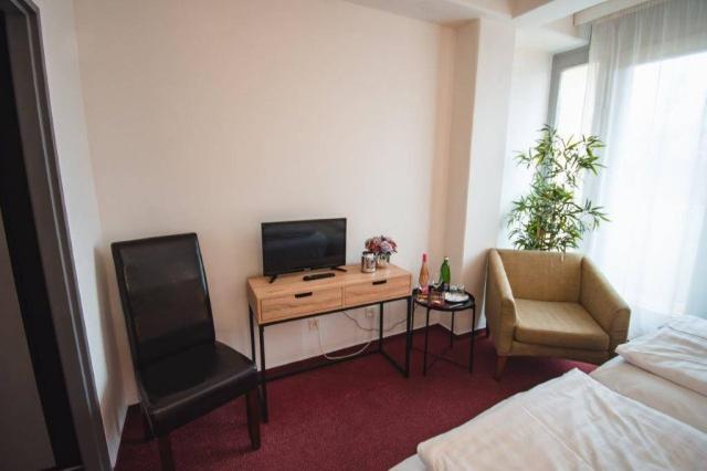 Pokoj stolek, TV, křesla.