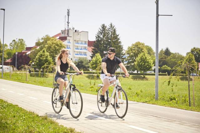 Cyklisté na cyklostezce u hotelu.