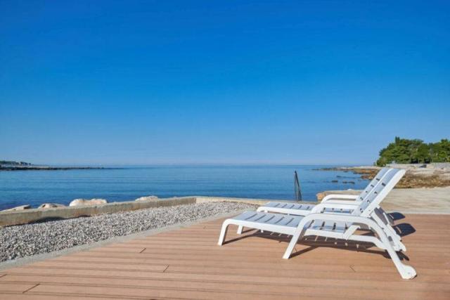 Residence Garden Istra Plava Laguna - skalnatá pláž, dvě lehátk