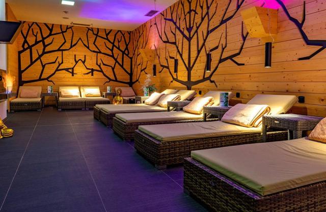 Aquacity odpočinková zóna s lehátky.
