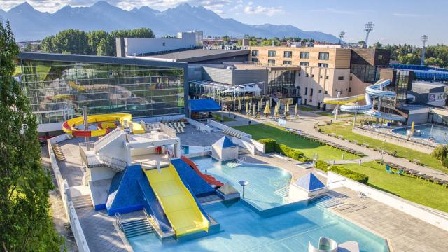 Aquacity bazén venkovní se skluzavkami.