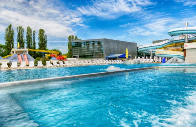 Aquacity bazén venkovní termální sedací.