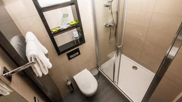 Hotel Riverside pokoj hygienické zařízení sprchový kout.