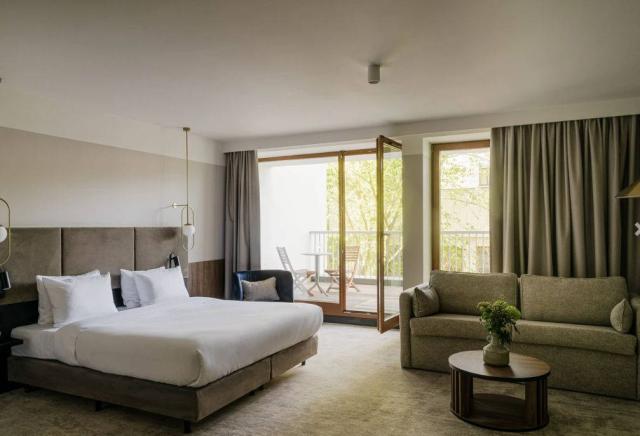 Junior suite - manželská postel, rozkládací gauč, balkon.