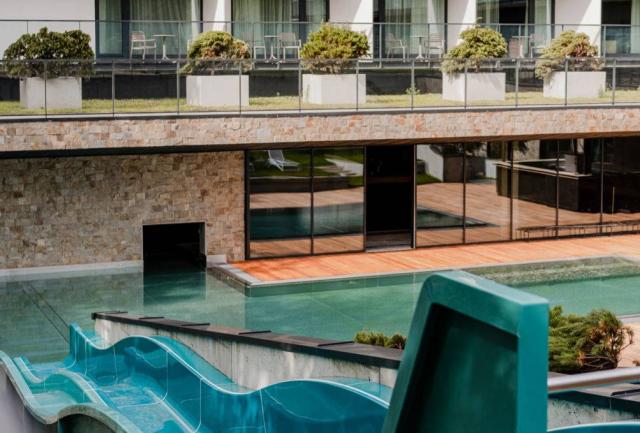 Aquapark Radisson bazén venkovní se skluzavkou.