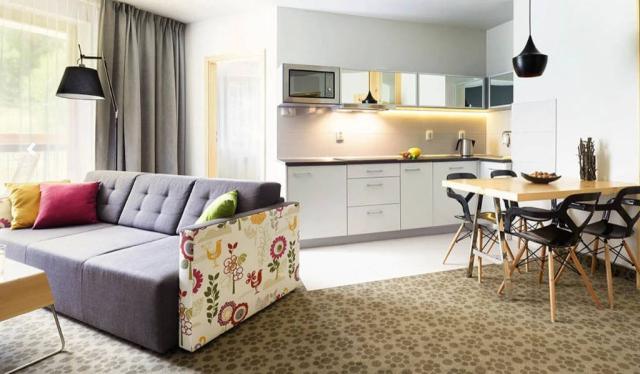 Apartmán obytná část rozkládací gauč, jídelní stůl, kuchyňský k