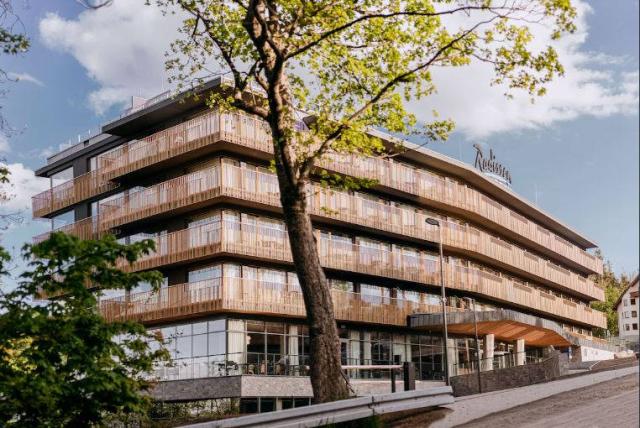 Hotel pohled z ulice, vchod.