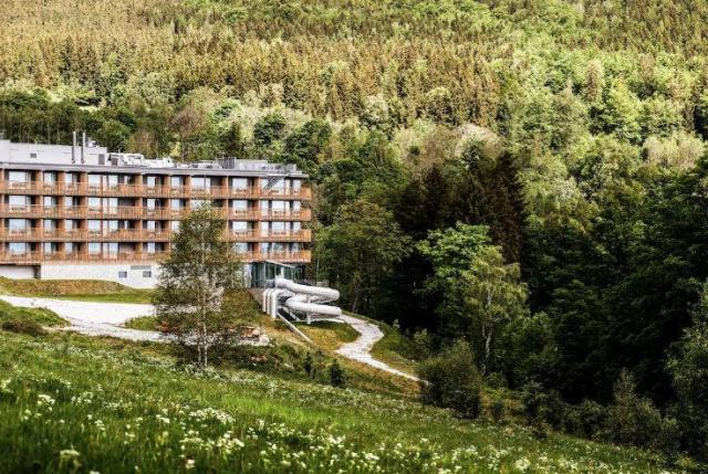 Hotel v lesích.
