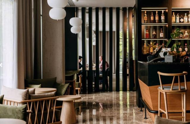 Restaurace s barem.