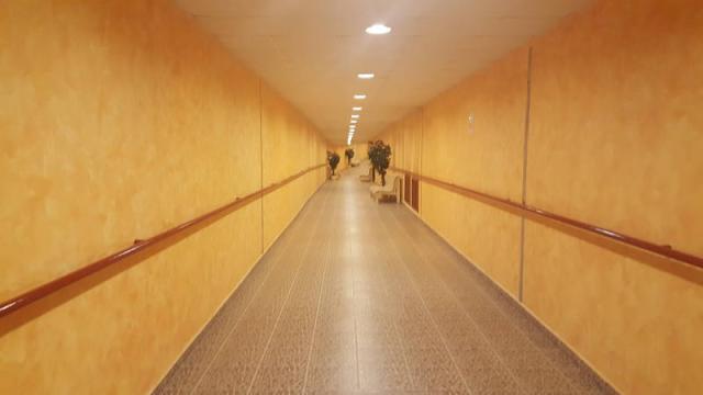 Přechodová chodba z hotelu na termální koupaliště.