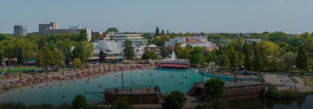 Termální areál Hungarospa letní koupaliště bazén s umělými vlna