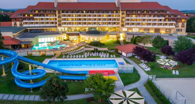 Hotel Hunguest Pelion exterier s bazény.