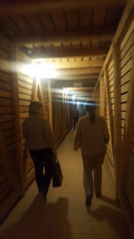 Chodba z hotelu do krasové jeskyně.