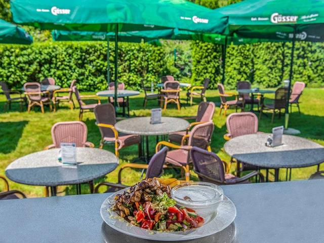 Zahradní restaurace.