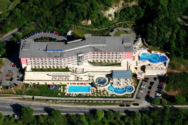 Pohled na hotel s bazény shora.