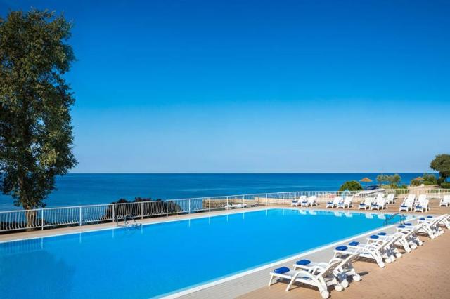 Solaris camping resort - venkovní bazén, lehátka, pohled na moř