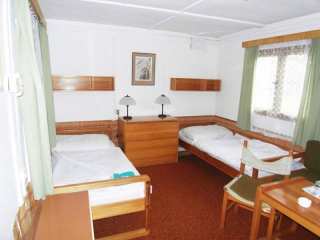 Bungalov pokoj 2 samostatná lůžka.