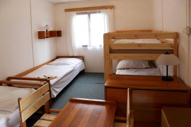 Bungalov pokoj 2 samostatná lůžka a patrová postel.