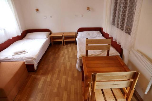 Bungalov pokoj 2 samostatná lůžka a rozkládací křeslo.