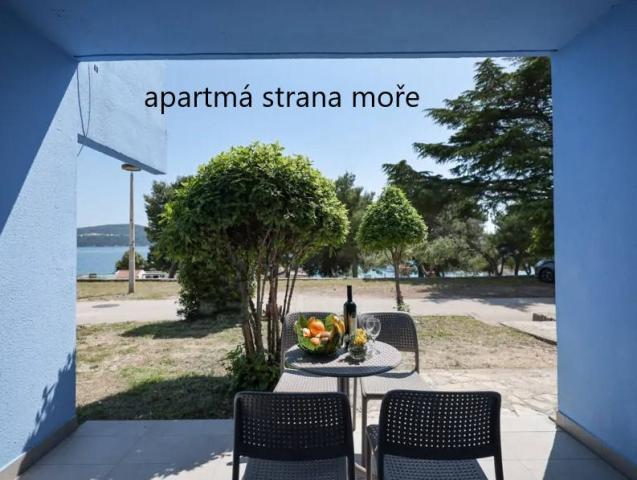 Apartmány Medena - terasa s posezením.
