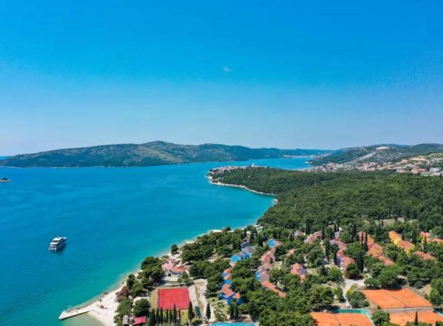 Apartmány Medena - letecký pohled na moře a apartmány.