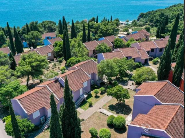 Apartmány Medena - letecký pohled na apartmány a moře.