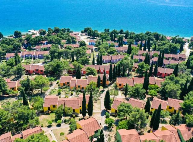 Apartmány Medena - letecký pohled na apartmány a moře.