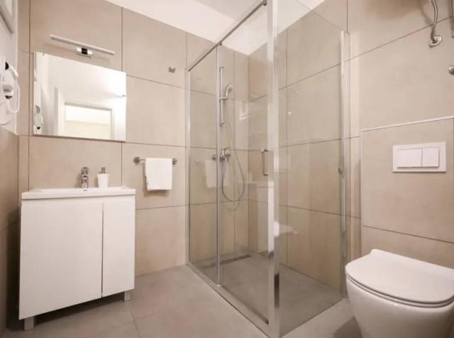 Apartmány Medena - hygienické zařízení se sprchou, umyvadlem a 