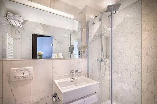 Imperial Heritage hotel - hygienické zařízení se sprchou a umyv