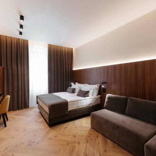 Pokoj 2-lůžkový manželská postel a přistýlka pro dítě.