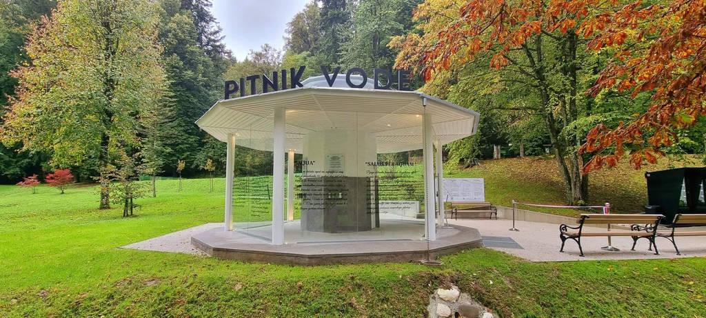 Altánek s pramenem termální vody.